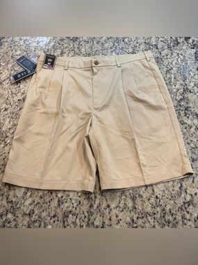 Roundtree & Yorke Men's Tan Pleated Front Shorts